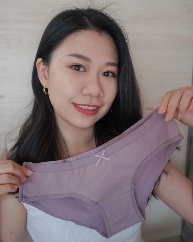 女孩們都知道的Anden Hud小褲💕
https://bit.ly/43YIRfJ

時不時就會看到朋友推薦AH的小褲褲
害我很好奇真的有那麼厲害?!
一查才知道他們已經成立13年，是目前台灣銷量第一的內著電商品牌
而且產品100%是MIT台灣製，讓人穿在身上更安心
-
全系列有著上千種款式、十多種設計
棉質、蕾絲、冰絲、莫代爾、涼感材質通通有
無論是簡約、可愛、性感、低中高腰都能在官網上找到
穿上舒適不擠肉，內層檔布也柔軟親膚
親民的價位讓人每隔幾個月定時更換也不心疼～
(內褲建議3-6個月就要更換比較衛生噢)
難怪身旁好多朋友說自己從小女孩穿到現在完全離不開
真的會不小心就被圈粉耶！
-
款式太多選擇障礙看很久，分享幾件我喜歡的給大家參考
我自己最愛🏆輕奢系列．寬版緊帶中腰三角內褲
簡約設計材質很絲滑舒服～貼身呵護私密肌膚🫶
想帶點微甜性感的話這兩件的設計穿起來也是挺小心機的🤫
✨Spring Fever．交叉美臀中腰三角內褲
✨Love yourself．斜邊交叉中腰三角內褲
喜歡帶蕾絲款式的人這兩款也不錯～
蕾絲褲頭不勒腰也不刺膚，穿起來有點若隱若現但不會讓人太害羞～哈哈
✨Spring Fever．抓皺蕾絲中腰三角內褲
✨女神維納斯．V蕾絲中腰三角內褲
-
雖然內褲穿著只有自己會看到
但挑著各式各樣的小褲也是讓人心情挺好的對吧😝
-
📍Anden Hud @andenhud
-
#andenhud #你想要的款式AH都有 #AH內褲