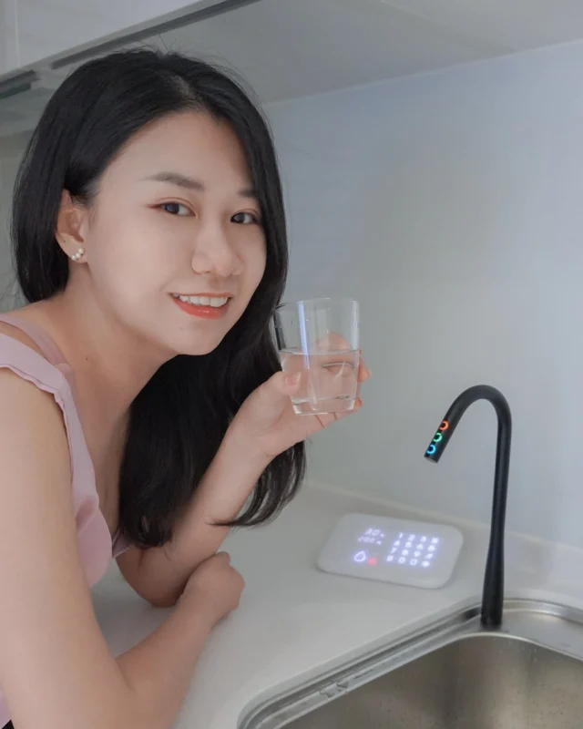 #clar淨水器 #團購
懶人不能錯過的CLAR淨水器
高顏值還能一鍵控制水量、溫度超方便
-
這陣子只要有人問我裝潢跟家電
應該不難發現所～有～的選擇都是建立在我的懶惰上
錢都要花了，麻煩事當然是要越少越好🤣
而喝水對我來說一直是麻煩事🫠
像我老家沒有裝淨水器
如果飲用水沒了，要先提桶子去加水站裝水、回家煮開水、倒飲水機
想喝冰水的話還要放冰箱等水涼或找冰塊
光是打完這串形容我已經有點累
動作起來更是疲勞，要喝一杯水少說就要花上十來分鐘...
麻煩到會覺得出門買飲料喝可能比較省事（好廢😂）
所以在裝潢時懶鬼我就決定廚房一定要裝可生飲的淨水器！！！
-
✨CLAR EVO瞬冰瞬熱淨水器
110V、220V都能用，要安裝不用特別改電壓
櫥下型超適合小廚房，無缸體且主機不佔太多空間
連我多加裝軟水設備，佔的空間也不到櫥櫃三分之一👏
2道濾心、4層過濾，是SGS國際認證生飲等級好水
讓直飲每杯喝起來都新鮮又安心💦

純白智能面板好美，而且能快速調節溫度水量
10-95℃間可瞬冰瞬熱隨時出水
懶得每次都點可以和我一樣選最新的智慧觸控龍頭
三組快捷輕點就能直接出水，讓喝水更直覺更方便🥰
現在想煮湯、煮泡麵、泡茶包通通直接有熱水
大熱天回家想喝冰水大概30秒內就能搞定～
美型、省電、省時、省力，超適合我這懶惰的急性子✌️
-
#團購 CLAR EVO淨水器-9/13截止
（廠商說價格太優惠不能公開，需要連結請留言或私訊😆）
✔️團購組合包含：主機、濾芯一年份(2支一組)、可360度旋轉防燙不鏽鋼龍頭、無線觸控面板
✔️團購可優惠價加購濾心或軟水耗材設備
✔️原廠專業技師可到府免費評估、安裝
✔️可信用卡分期 3 期、6 期零利率
✔️安裝後七天品質保證服務
✔️機器100%台灣製造，全機保固最長三年